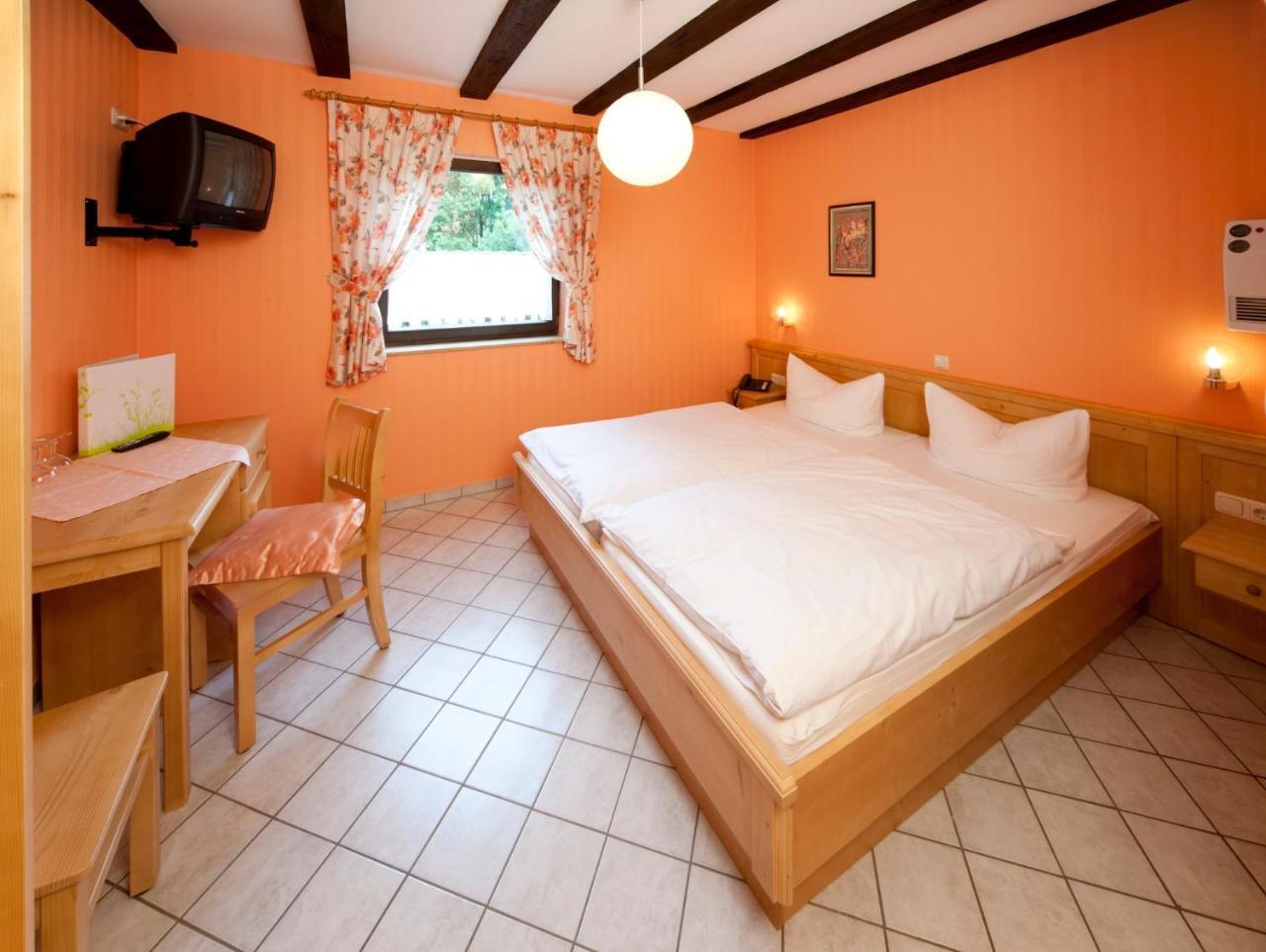 Gasthaus Zur Wolfsschlucht Hotel Sugenheim Buitenkant foto